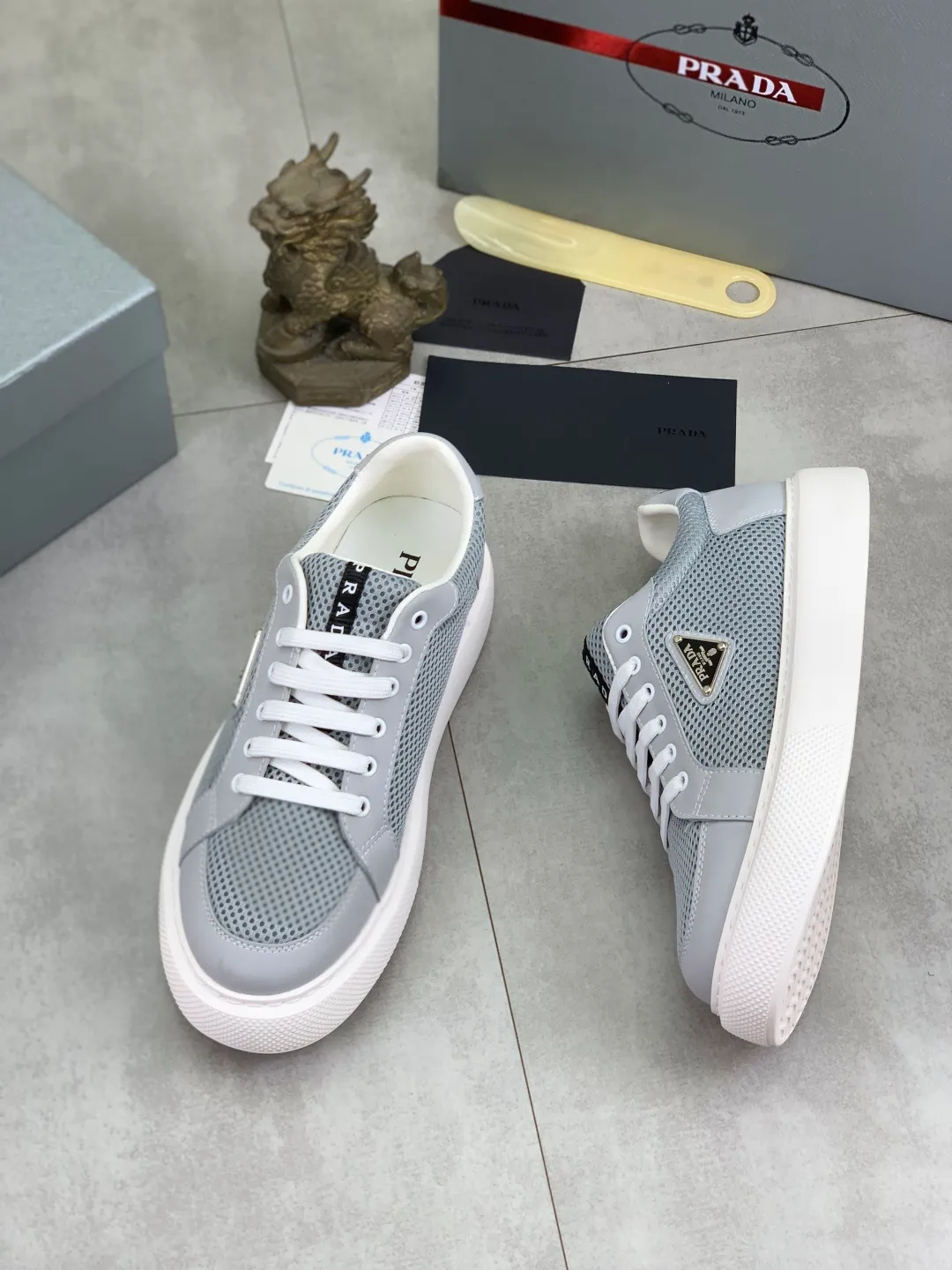 Men's shoes 💰P580💰 [New style] High version official website popular models are on the market, 🆘 Trendy brand (Prada) mainly promotes popular models, avant-garde and versatile fashion men's shoes private version mold opening, cowhide surface splicing 1:1.. Fashionable and simple, original imported cowhide lining cowhide feet; the atmosphere and personality are more fashionable, eye-catching and pursuing class. It will subvert the old idea and be a must-have for fashion trendsetters with you! Must keep it for yourself! Tall and comfortable, large and low, high-end quality workmanship. Size: 38-44 6️⃣colors available.